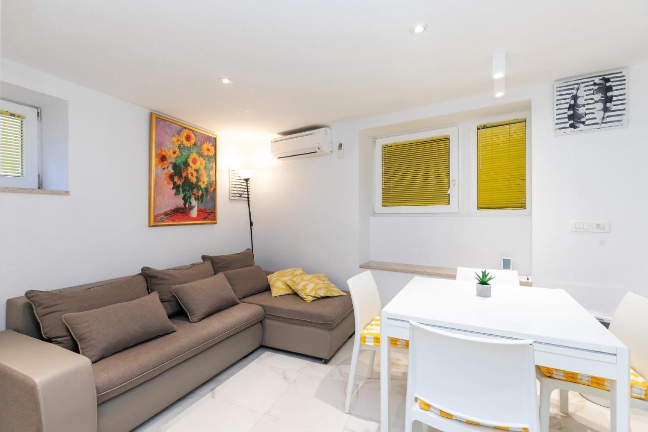 Apartment In The Heart Of Carera Street Rovinj Exterior photo