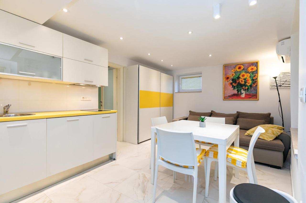 Apartment In The Heart Of Carera Street Rovinj Exterior photo