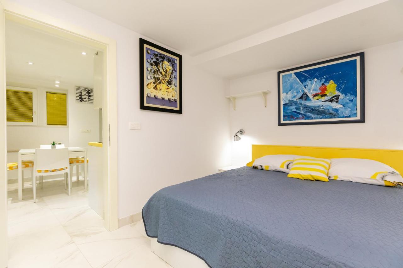 Apartment In The Heart Of Carera Street Rovinj Exterior photo